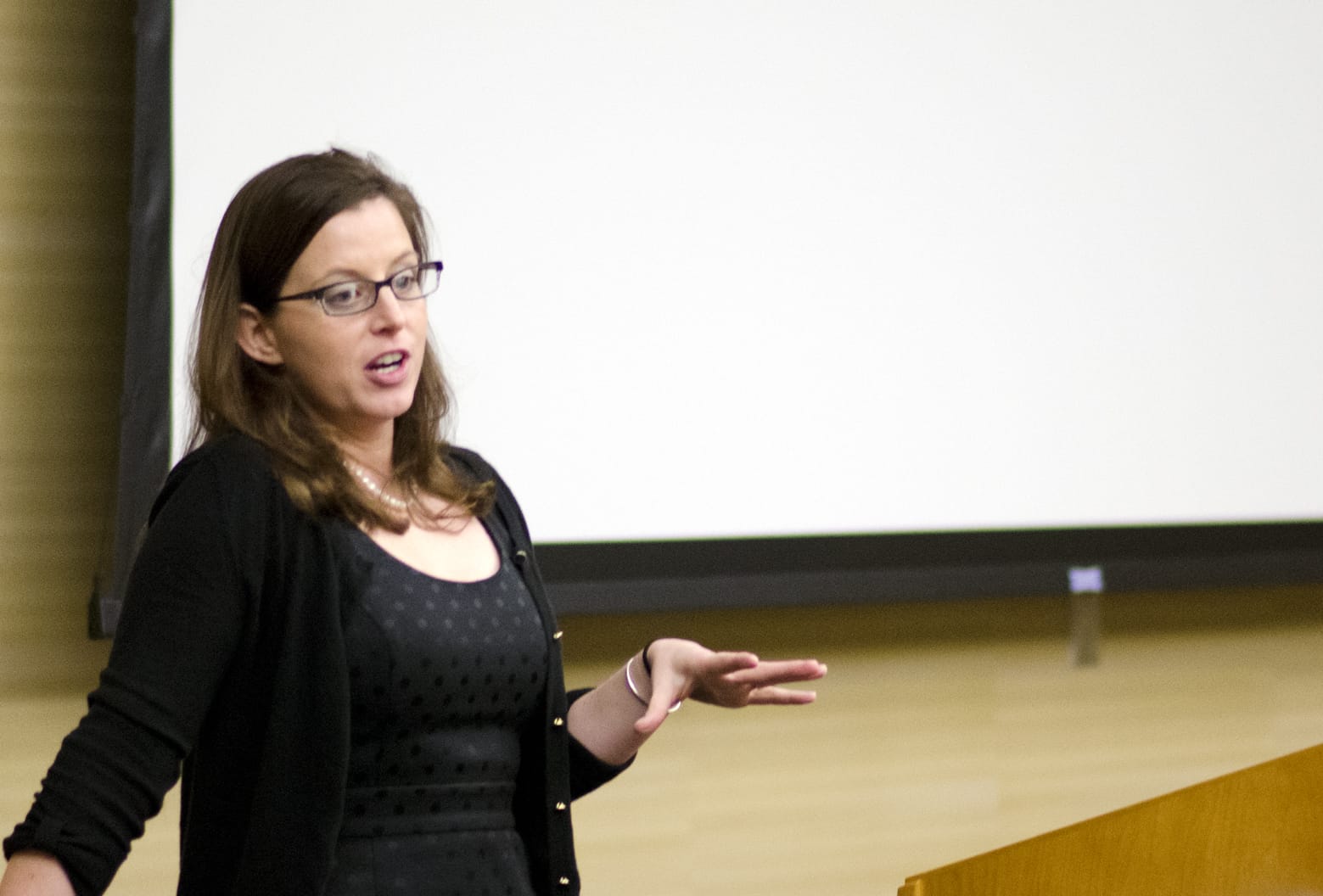 Jaimi Dowdell, Investigative Reporters and Editors, leads a lunchtime discussion with the journalists about growing up and experiencing the farm life. 
