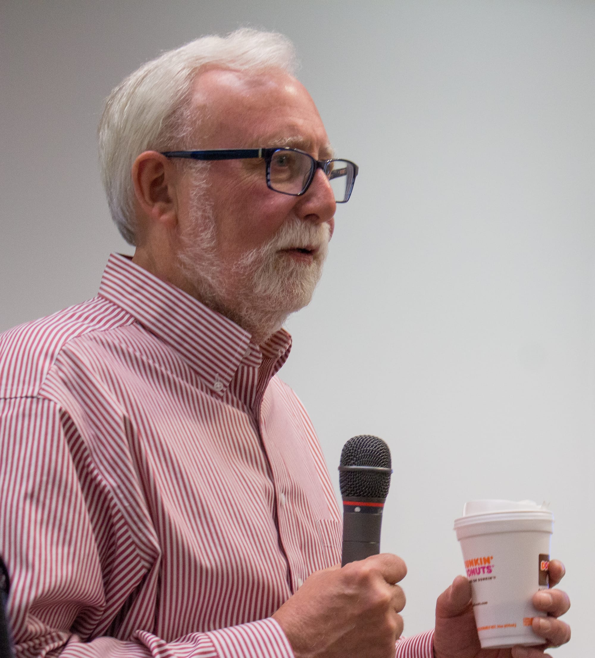 Veteran investigative reporter Mike McGraw speaks to "Covering the U.S. Visa System in Your Own Backyard" fellows on April 11, 2015.
