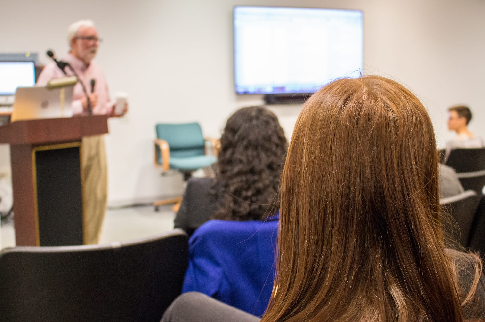 A workshop fellow listens to veteran reporter Mike McGraw talk about his visa-reporting experience on April 11.
