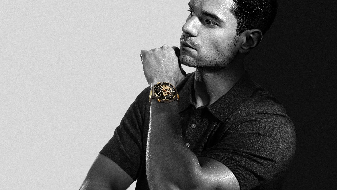 Imagen en blanco y negro de un hombre con la mano en la cara
Descripción generada automáticamente con confianza baja