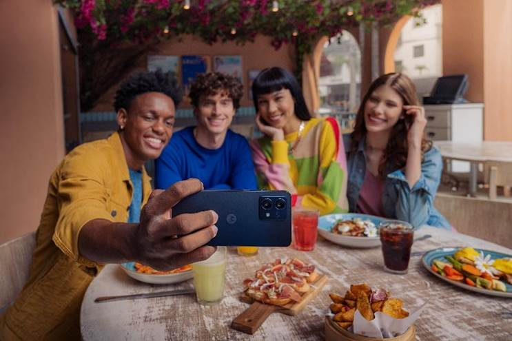 Personas comiendo en una mesa
Descripción generada automáticamente con confianza media