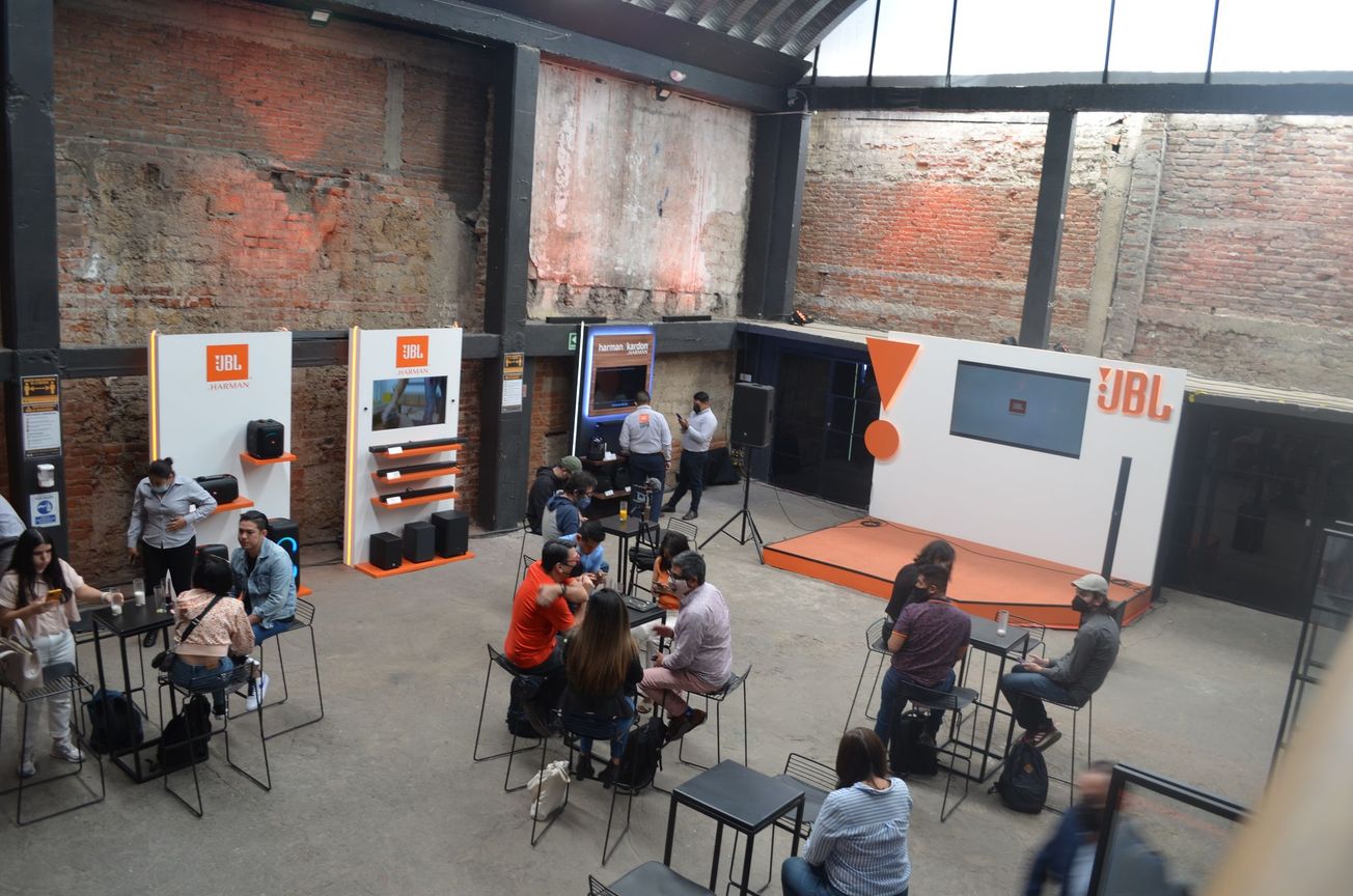 JBL presenta Barras de sonido, micrófonos y bocinas