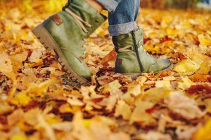 Learn fall nouns in Chinese - an image of a person walking on he leaves