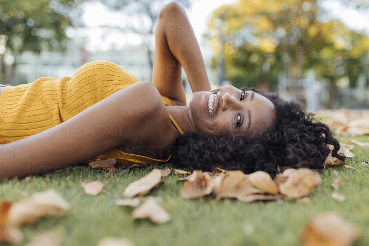 Learn fall nouns in Chinese - an image of a woman lying down on the grass