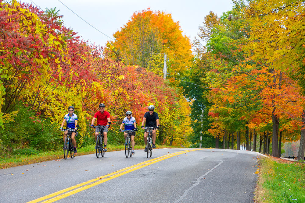 Learn fall expressions in Chinese - an image of a group of people riding bikes