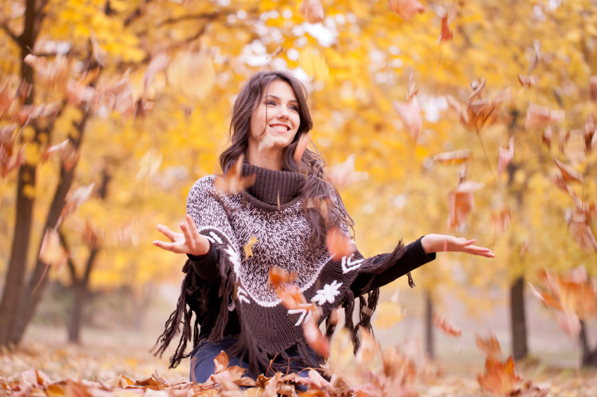 Learn fall nouns in Chinese - an image of a lady enjyoing the fall season