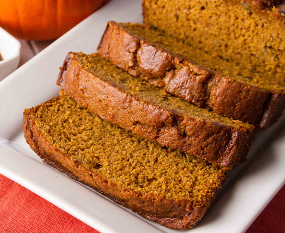 Chinese words for Halloween foods: an image of pumpkin bread, 南瓜面包 in Chinese. 