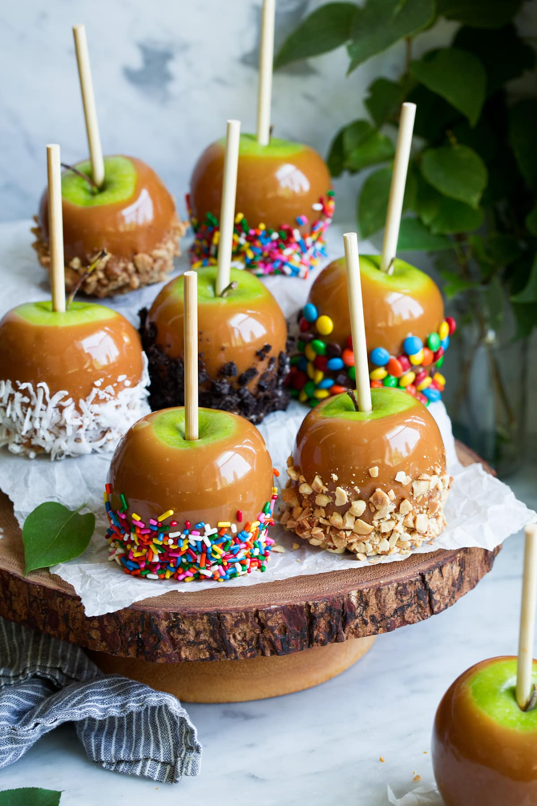 Chinese words for Halloween foods: an image of caramel apples, 焦糖苹果 in Chinese. 