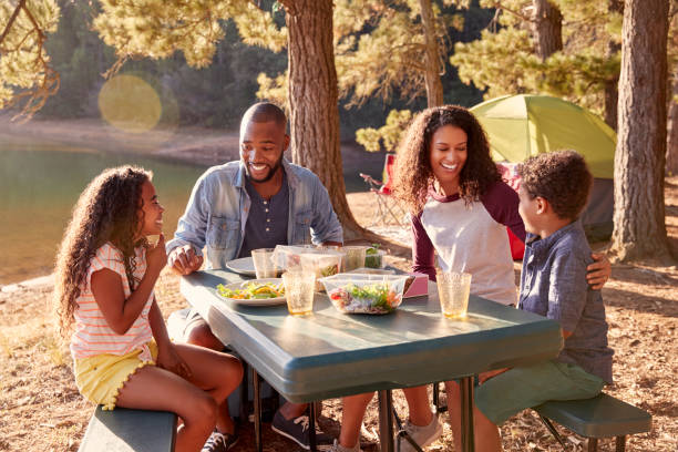 Learn fall nouns in Chinese - An image of a family doing fall picnic