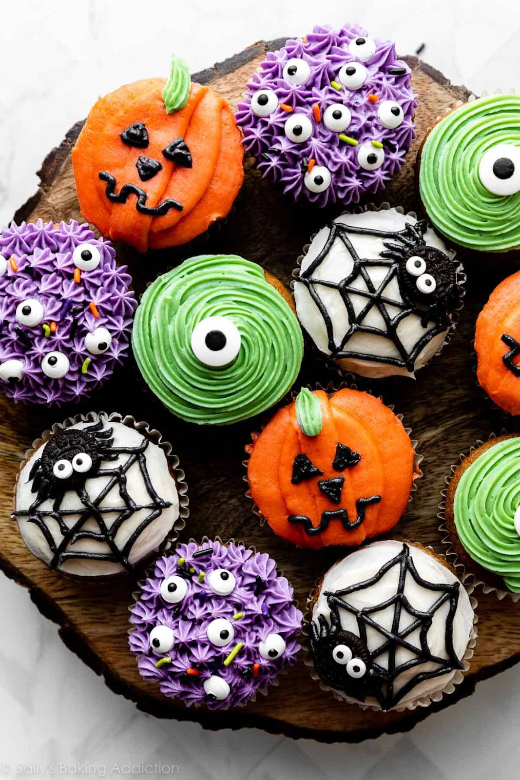 Chinese words for Halloween foods: an image of cupcakes, 纸杯蛋糕 in Chinese. 