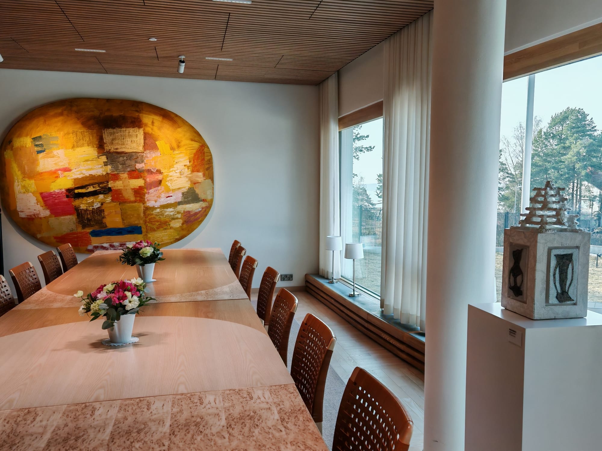 Painting by Markku Kolehmainen displayed in the dining room of the presidential residence.