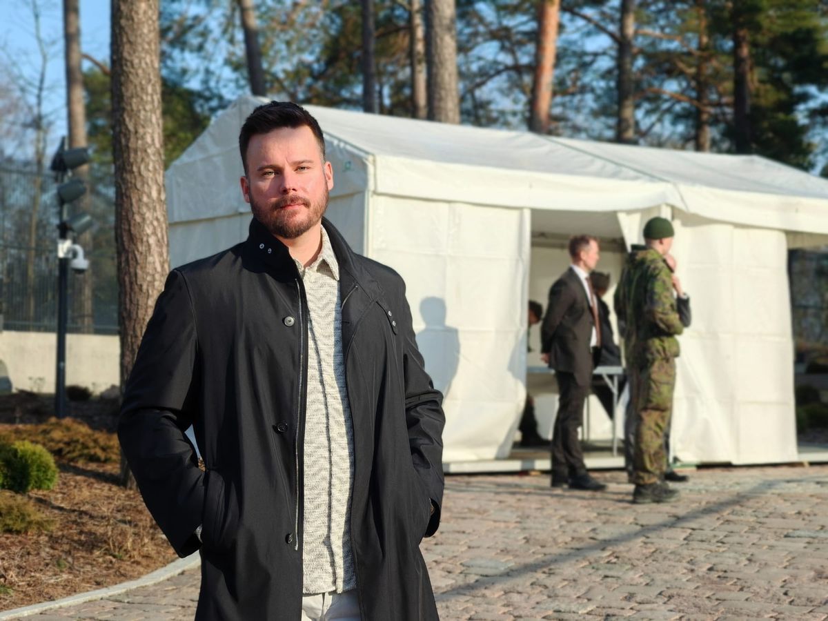 Panu Syrjämäki, Editor-in-Chief of ART Walkway, standing outside the Finnish presidential residence in Munkkiniemi, Helsinki.