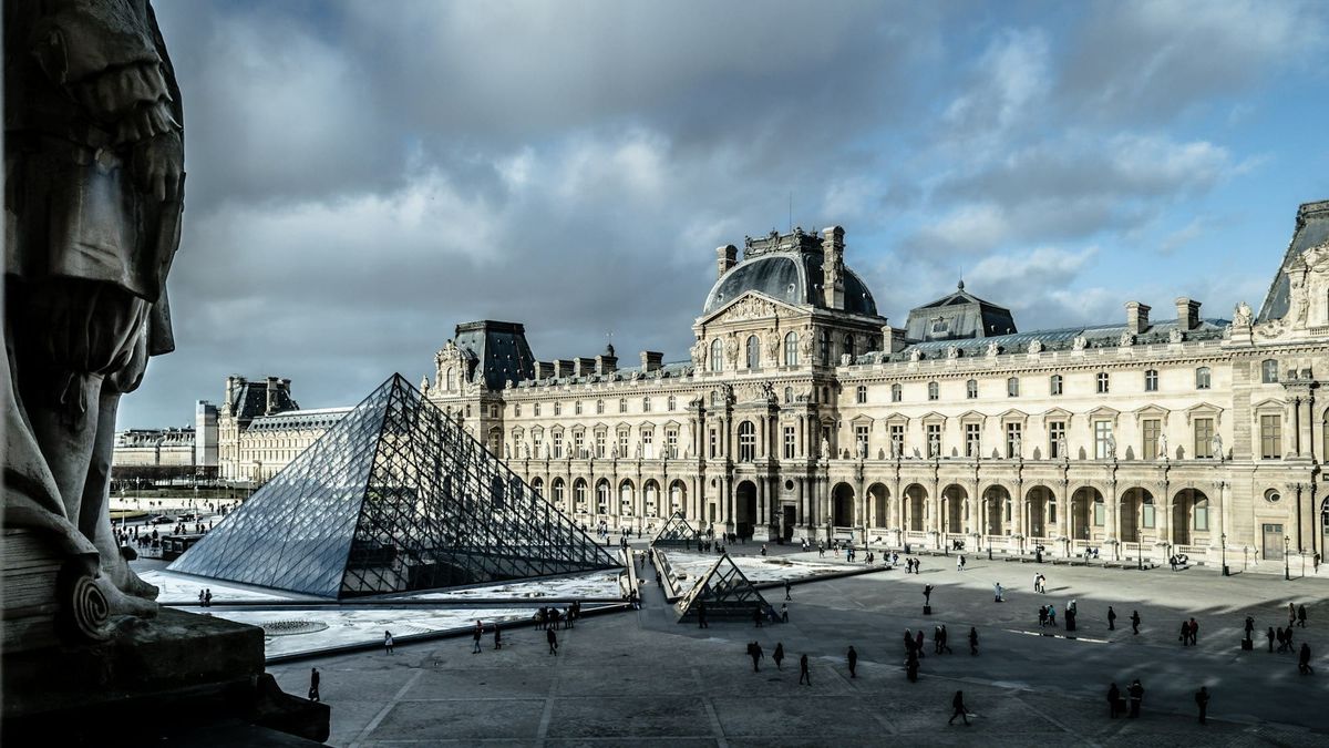 Visitors outside the Louvre as the museum faces growing operational and structural pressures following a challenging year.