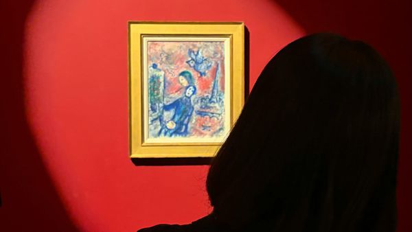 Illustration of someone studying an artwork in silence, representing the 10-minute art focus experiment.