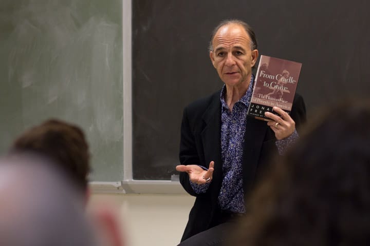 Jonathan Freedman speaks about his book “From Cradle to Grave” during his speech attempting to motivate students to experience different countries and spoke on his writing experiences. Freedman is a Pulitzer Prize-winning journalist. Photo by Khaled Sayed/The Guardman