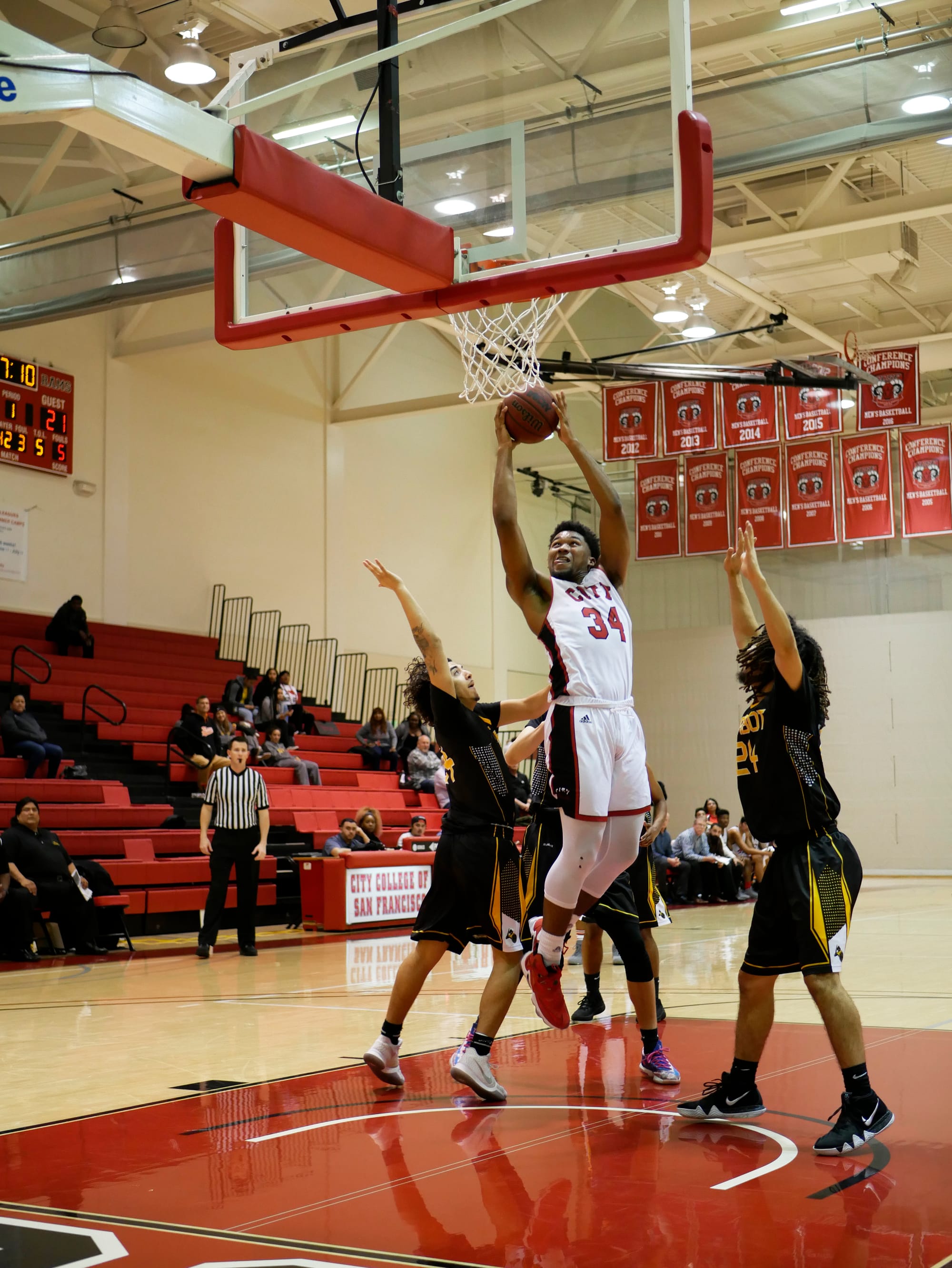 City College's forward Lewis Hayes (#34) goes in strong to the hoop for a basket on Jan. 31, 2018. Photo by James Comfort, special to The Guardsman. 