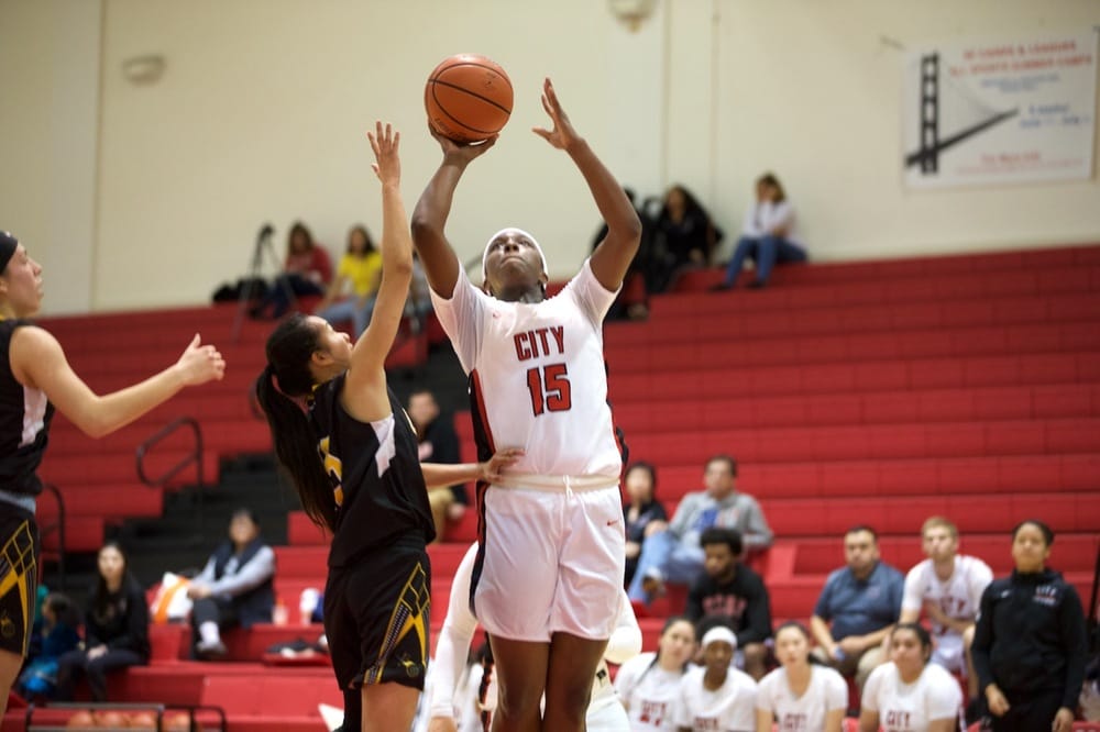 Rams' Zakiya Willis (#15) shoots over Chabot player on Jan. 31, 2018. Photo courtesy of Eric Sun. 