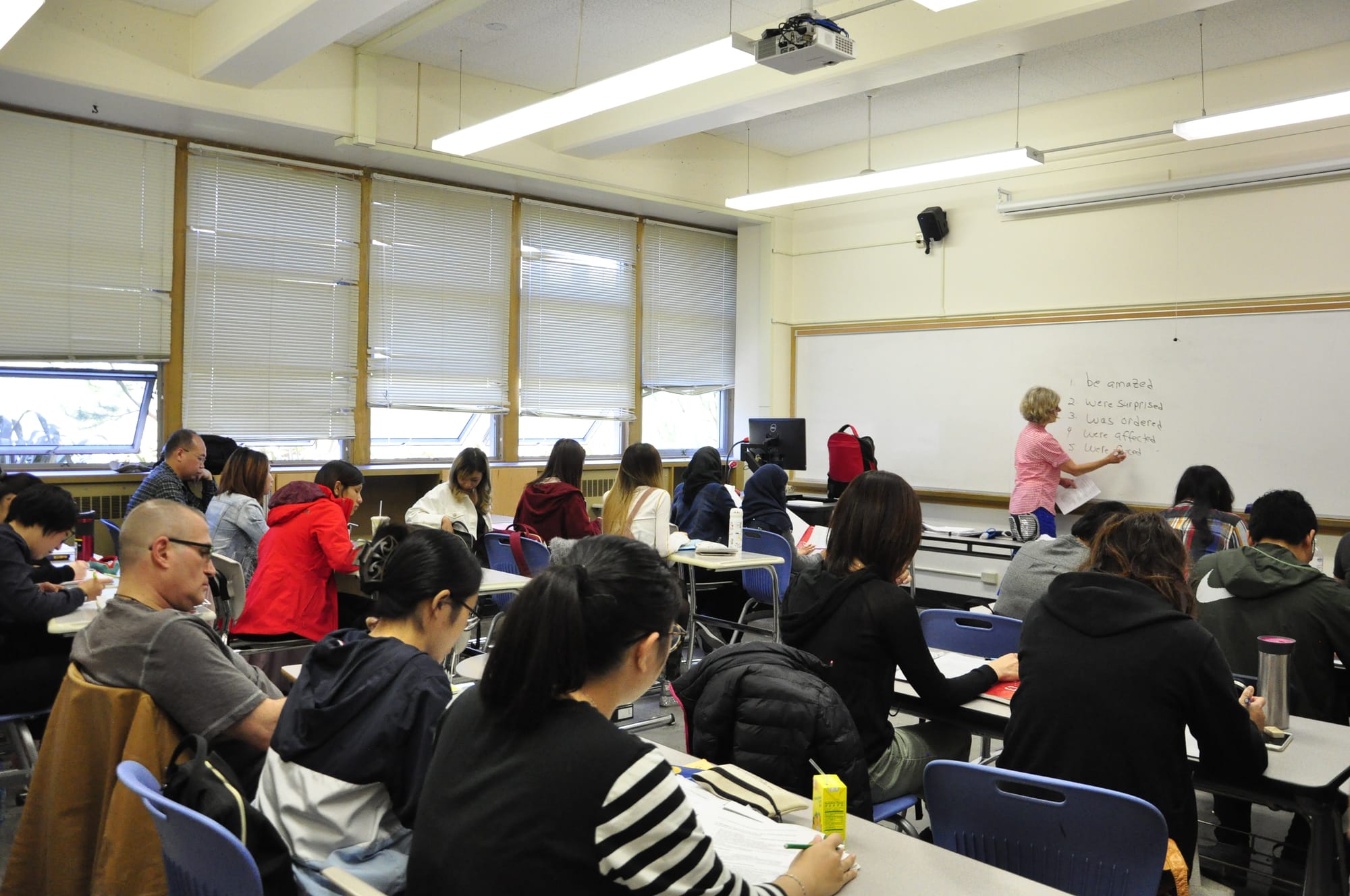 Instructor Stephanie Levin teaching an ESL class in Cloud Hall on May 7, 2018. Photo by Janeth R. Sanchez/The Guardsman. 