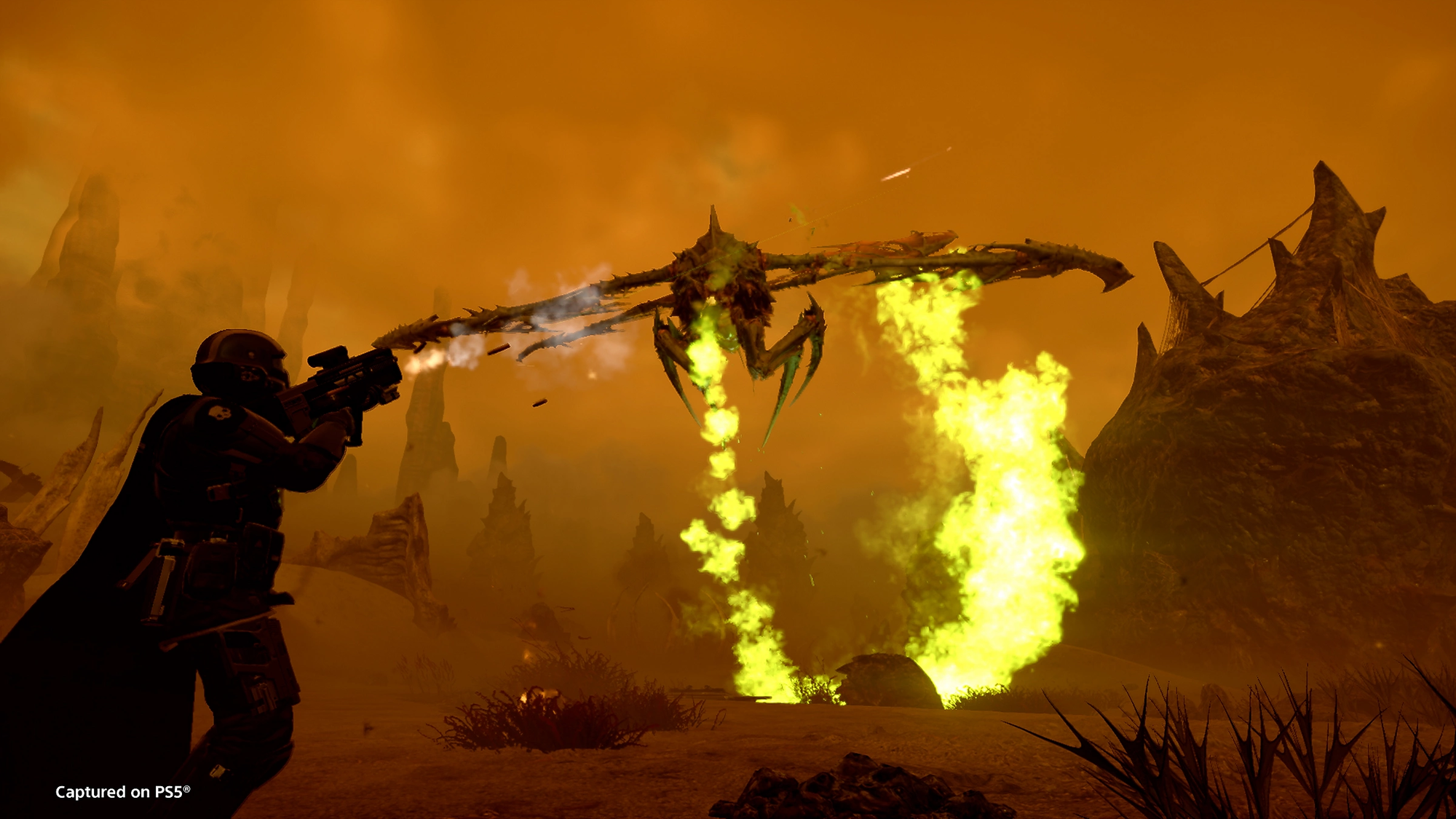 A player faces off against the airborne Dragonroach on the Hive World of Oshaune in Helldivers 2