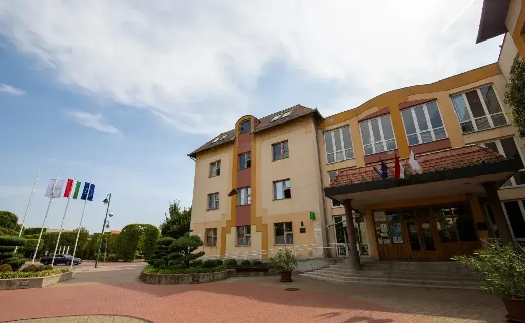 Beszűkülő mozgástér, növekvő céges terhek: mit rögzít az ÁSZ-jelentés Orosházáról?
