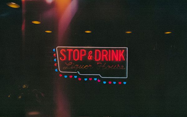 Sober Curious : c'est quoi ce mouvement et comment le vivre en France ?