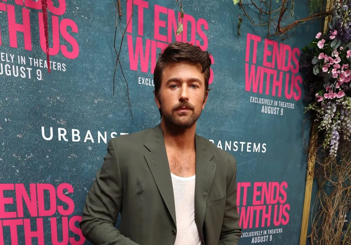 Brandon Sklenar at the premiere of 'It Ends With Us' New York City, August, 2024. He wears a suit with a white tshirt underne
