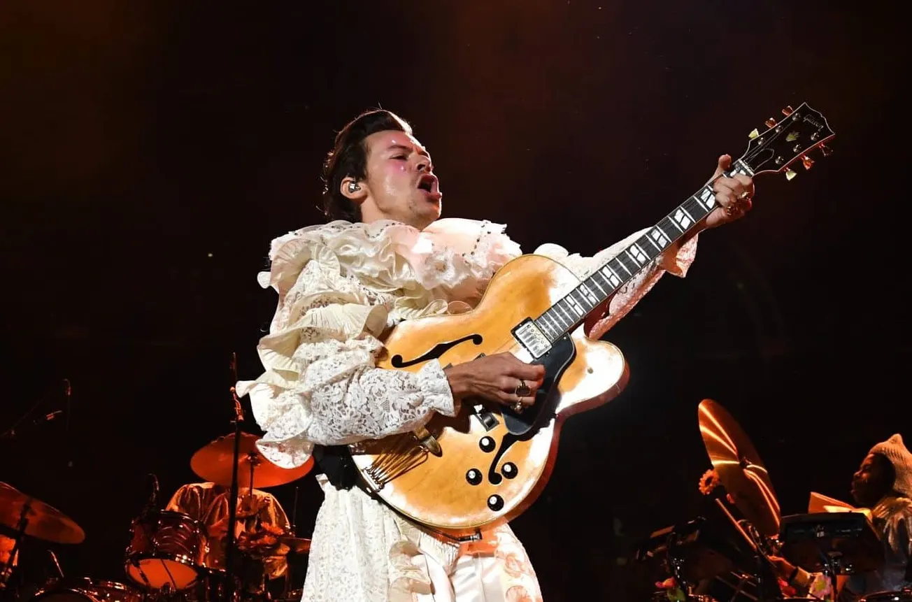 Harry Styles Hilariously Responds to Fan At His Concert Holding Sign: "I Came With My Ex For You"