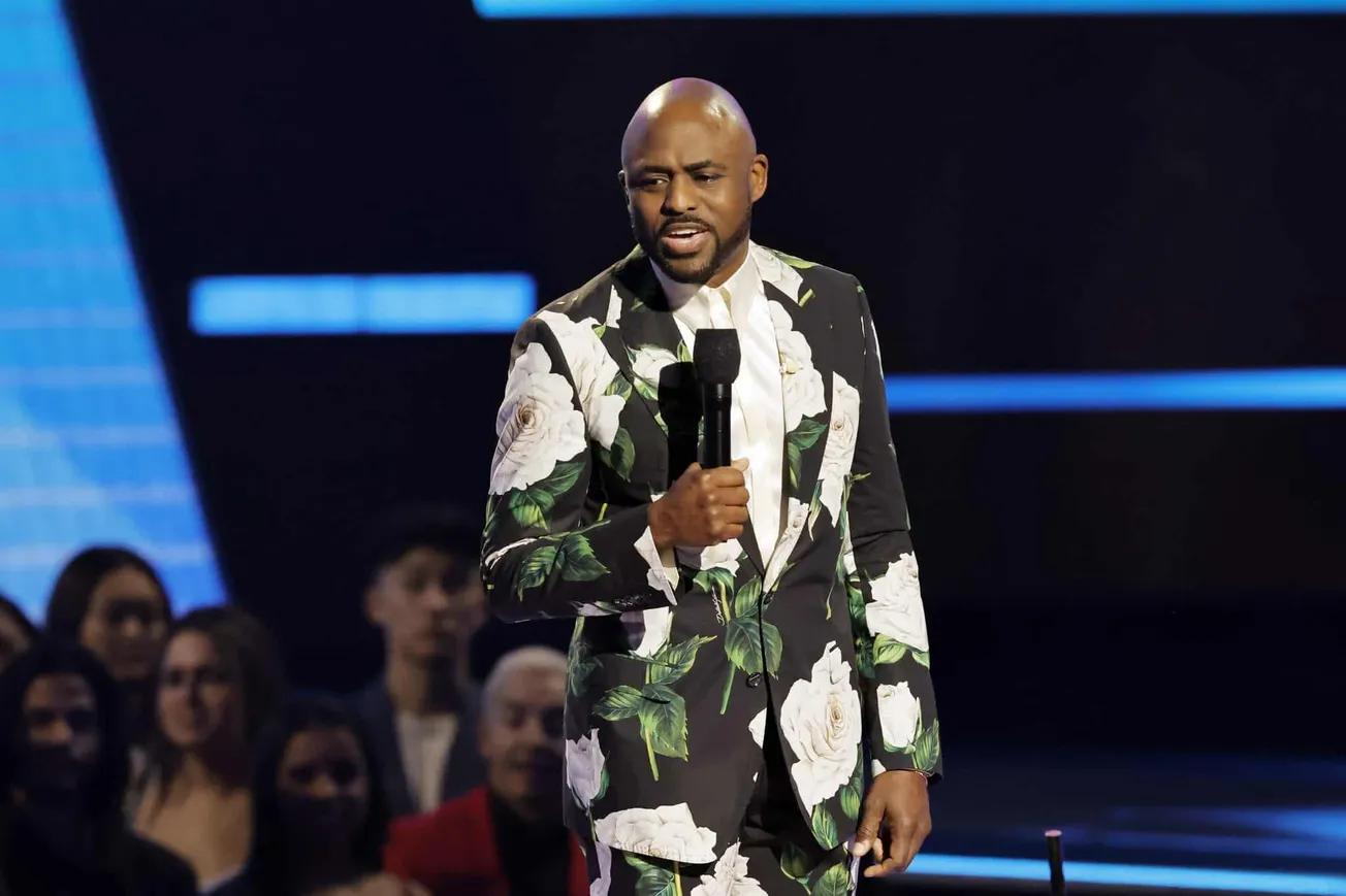 Wayne Brady Calls for  End to "Senseless and Terrible Gun Violence" During AMAs