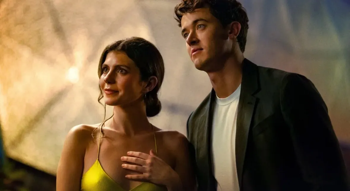 Emily Bader and Tom Blyth as Poppy and Alex in a still from 'People We Meet On Vacation'