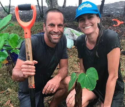 Jack Johnson plants a tree in Costa Rica with a team of volunteers from Costas Verdes. (Photo: @jackjohnson/Instagram)