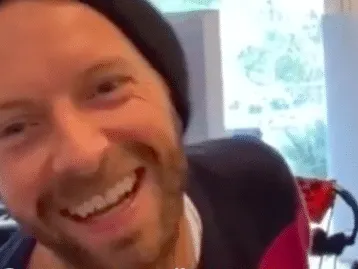 Chris Martin performs mini gig to cheer up fans in quarantine (Photo: @coldplay/Instagram)