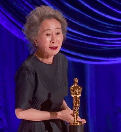 Yuh-Jung Youn accepting her Oscar award, photo courtesy @ABCNetwork/Instagram