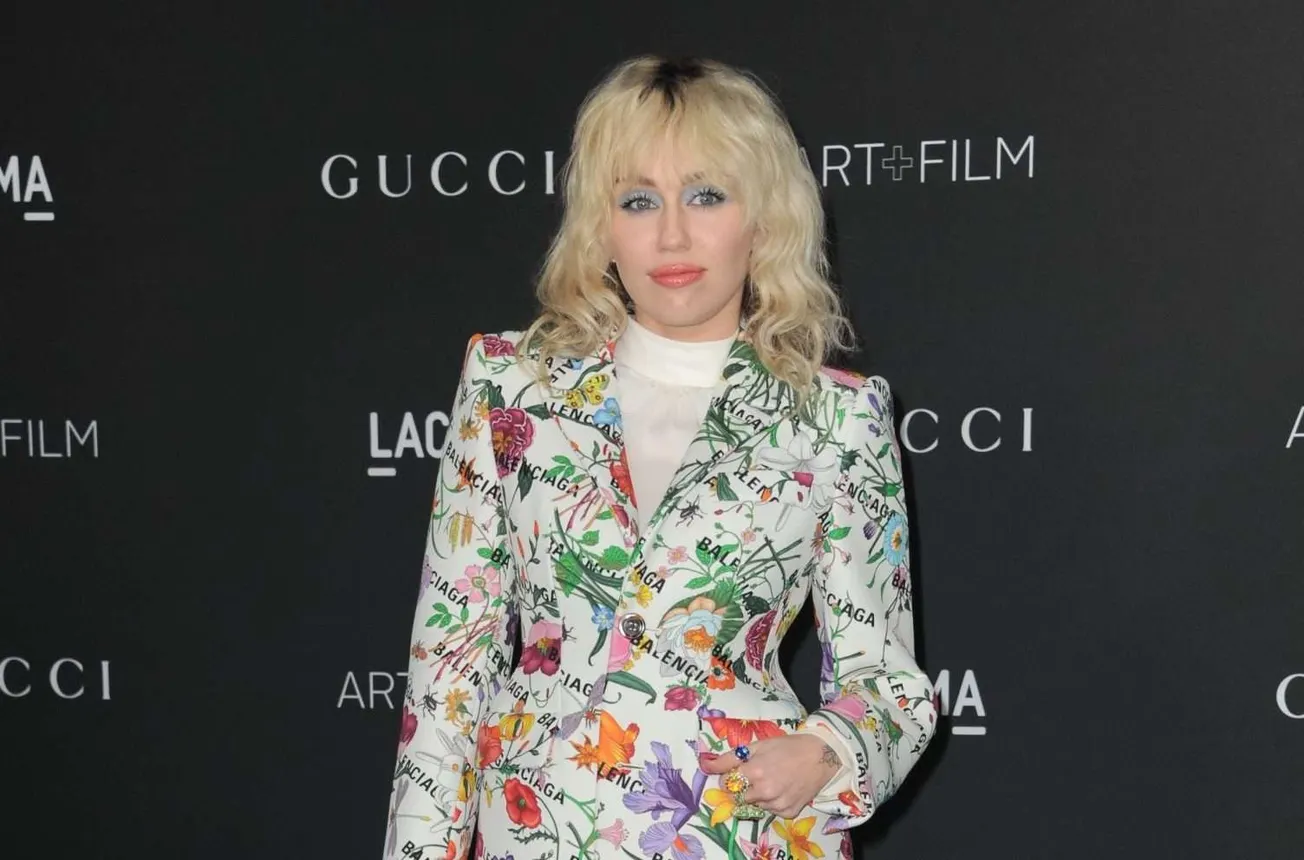 Miley Cyrus & Her Team are Safe After Tour Plane Hit By Lightning