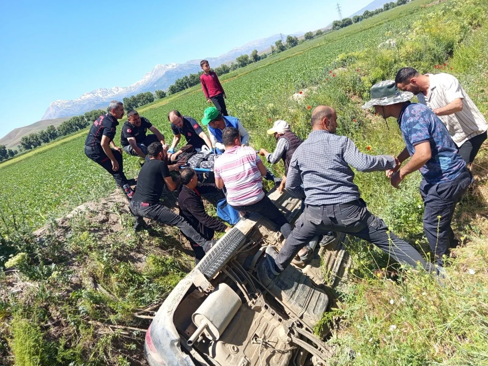 Elbistan’da otomobil sulama kanalına düştü: 4 yaralı