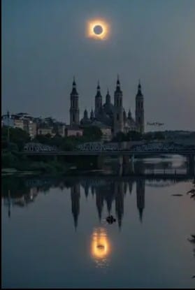 "dos eclipses", en referencia al eclipse visible sobre el Pilar y a su reflejo en el Ebro