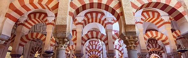 la Mezquita-Catedral de Córdoba, es un monumento emblemático de la arquitectura islámica en Occidente.