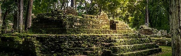 Mayan archaeological site in the Copán Forest - Sitio arqueológico maya en el Bosque de Copán