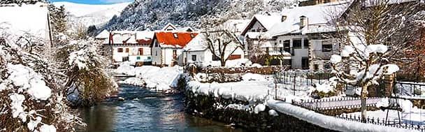 Ochagavía coperta di neve, Navarra, España