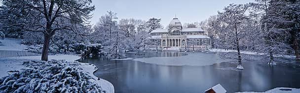 Bajo un manto de nieve, el Palacio de Cristal del Retiro en Madrid ofrece un espectáculo único.