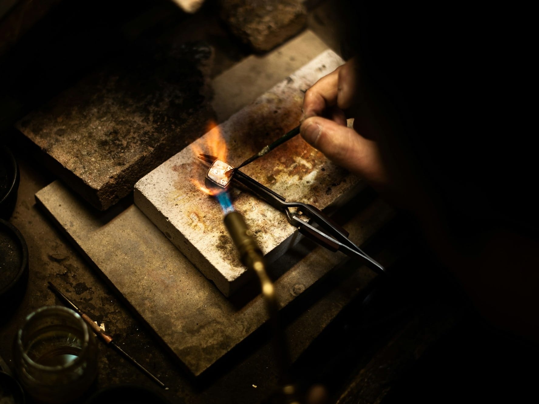 person holding black and silver scissors