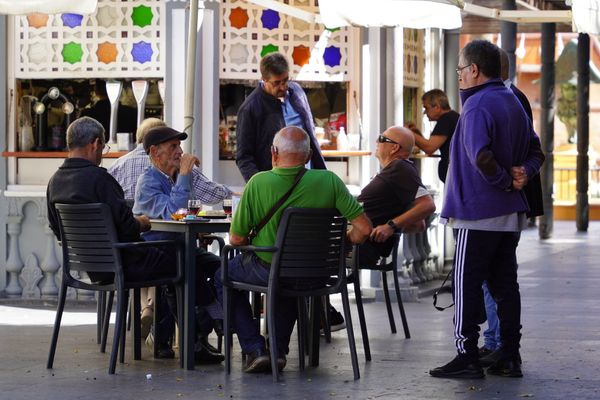Le regard français : la bise, le tutoiement et l'art de parler fort