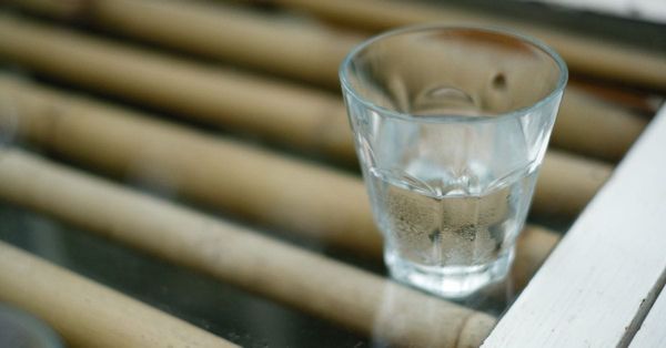 L'eau du robinet à Valencia : goût, calcaire et ce que ça change pour ta peau