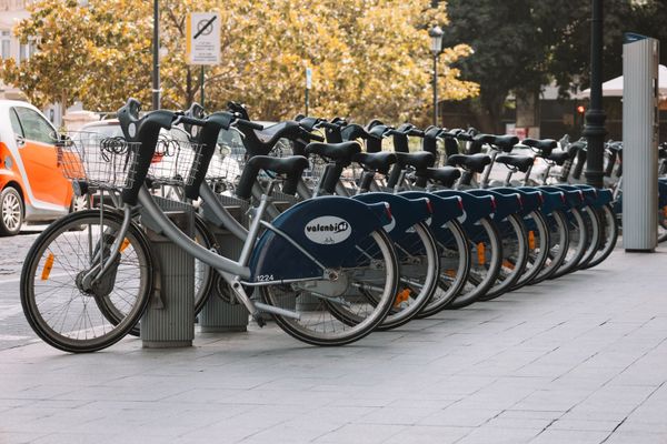 Se déplacer en libre-service à Valencia : Valenbisi, motos, trottinettes et VTC (guide 2026)