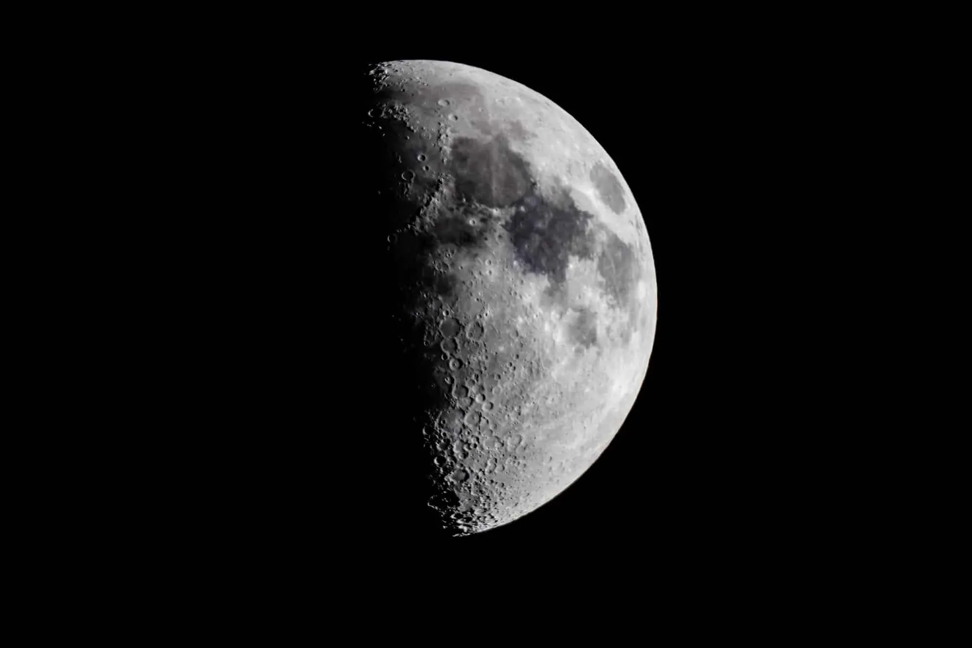 Premier quartier de Lune