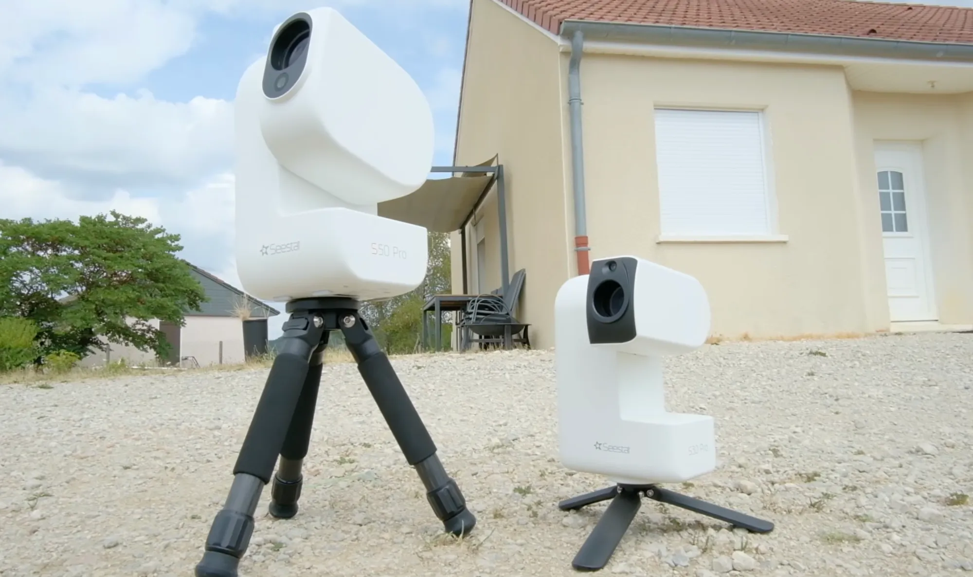 S30 Pro et S50 Pro sur leurs trépieds respectifs