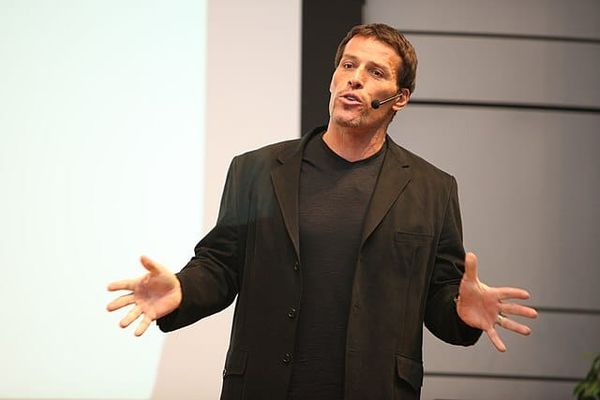 Tony Robbins, da infanzia difficile a macchina globale della motivazione