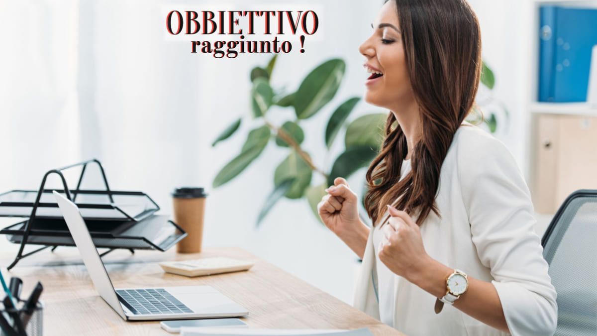 Ragazza felice per avere raggiunto un obbiettivo