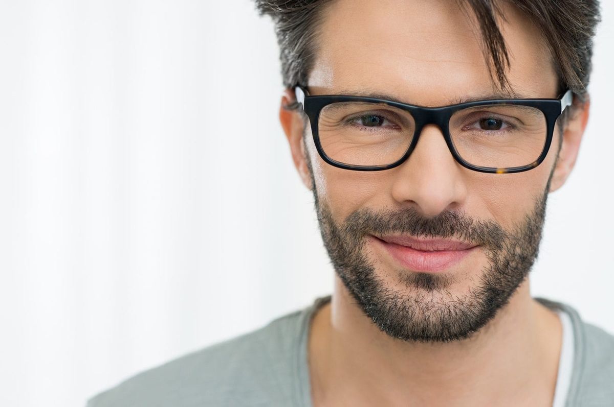 Freundlicher Mann mit Brille – Symbolbild zur Entscheidung zwischen privater und gesetzlicher Krankenversicherung