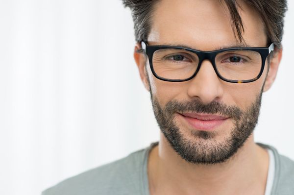 Freundlicher Mann mit Brille – Symbolbild zur Entscheidung zwischen privater und gesetzlicher Krankenversicherung