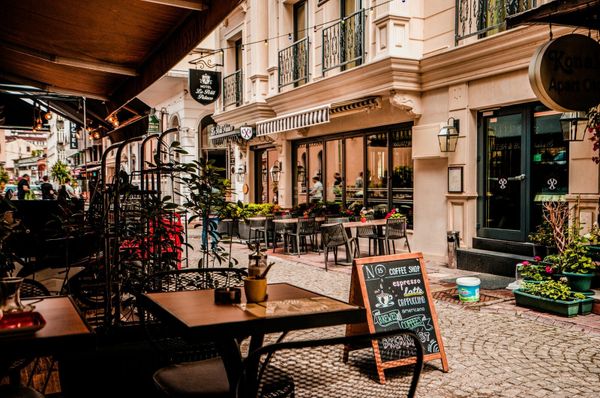 Quadratischer brauner Holztisch in einem Straßencafé